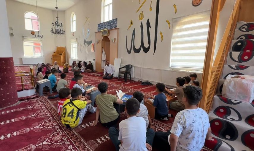 Yüksekova'da çocuklar yaz kur’an kurslarında hem öğreniyor hem eğleniyor