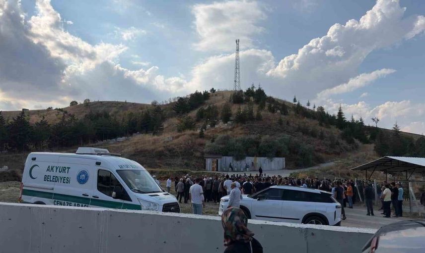 Kardeşler, son yolculuğuna babalarının huzurunda uğurlandı