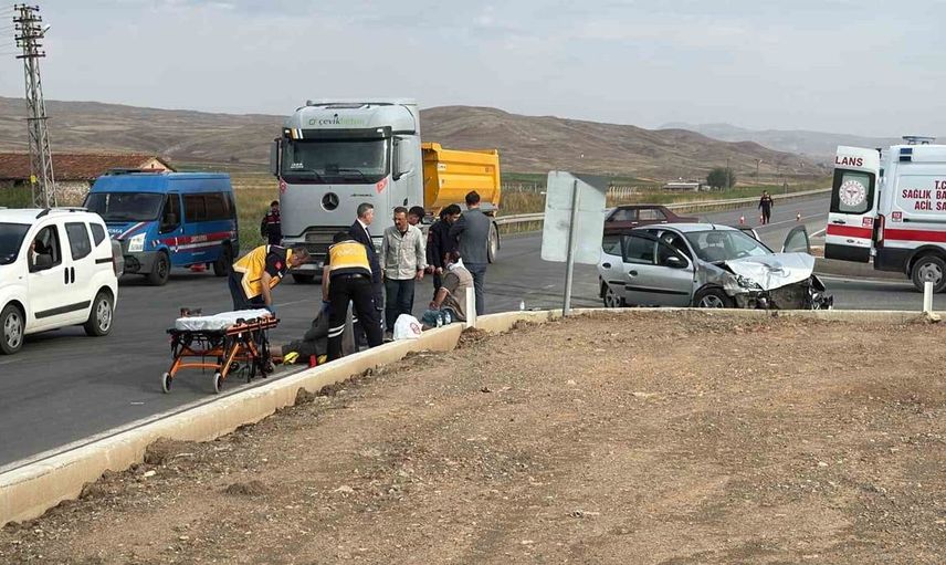 Sivas'ta kavşakta iki otomobil çarpıştı: Dört yaralı