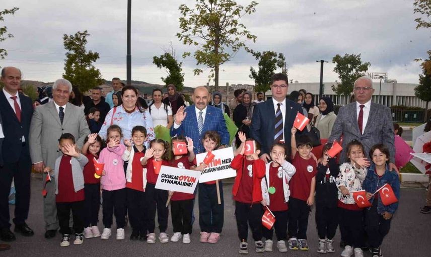 Balıkesir'de gökyüzüne umut mesajları: Uçurtmalar etkinliği gerçekleşti