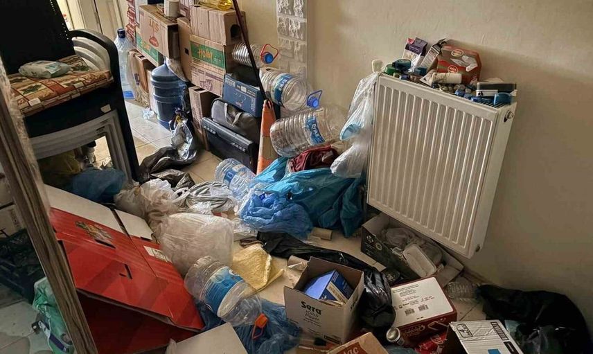 Kütahya'da emekli profesörün evinde çöp birikimi skandalı ortaya çıktı