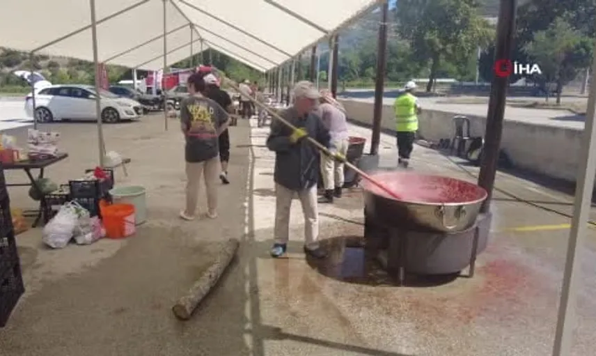 Bilecik’te salça yapım günleri ile komşuluk bağları güçleniyor