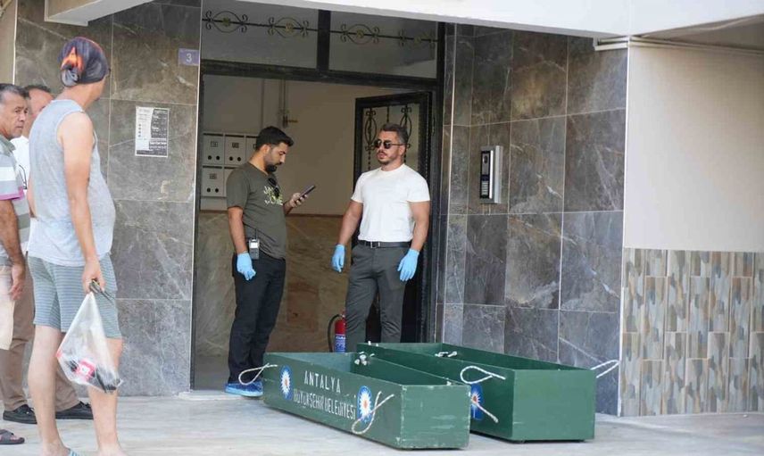 Antalya'da birlikte yaşayan anne ve kızı evlerinde ölü bulundu