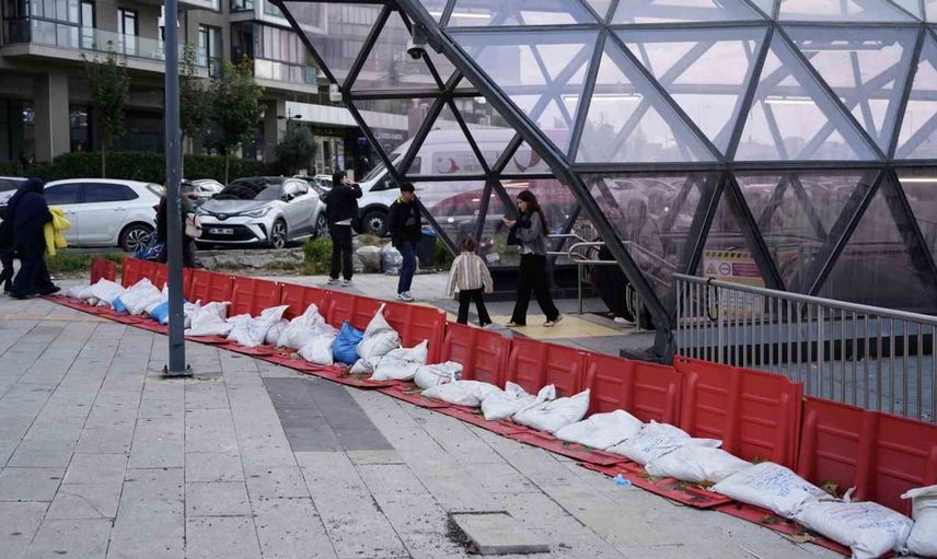 İstanbul'da sel sonrası çuvallarla alınan yaratıcı önlem