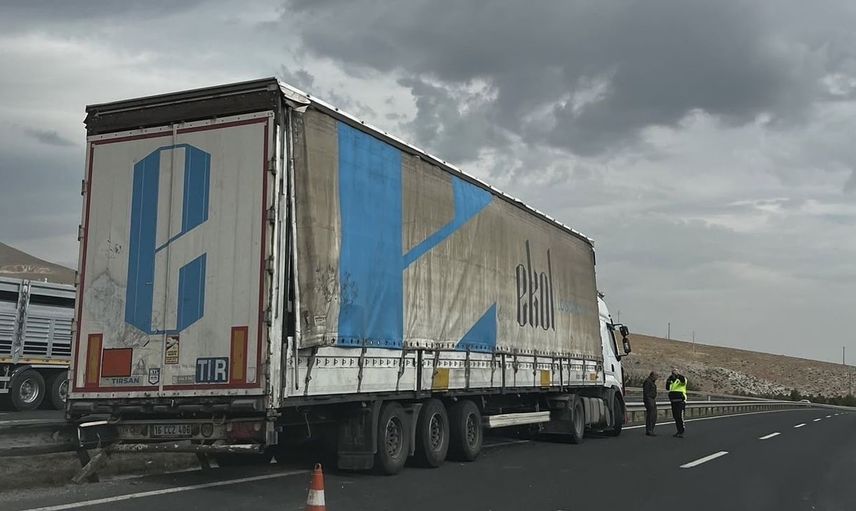 Sivrihisar'da tırın bariyerlere çarpması faciayı önledi