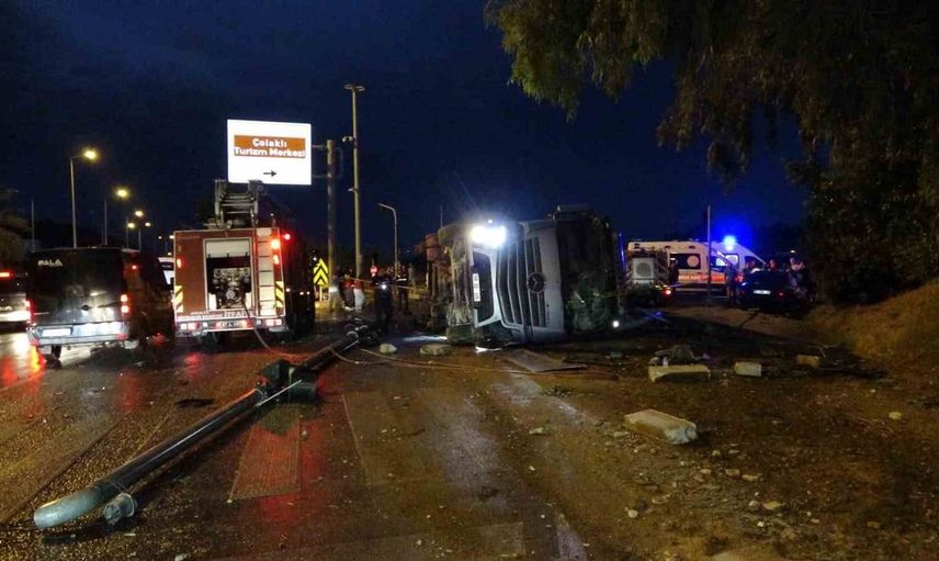 Antalya'da tır devrildi: Dolmuş durağında bekleyen iki kişi hayatını kaybetti