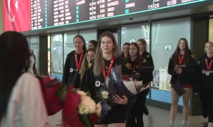 Türkiye U17 kız voleybol takımı yurda dönerken coşkuyla karşılandı