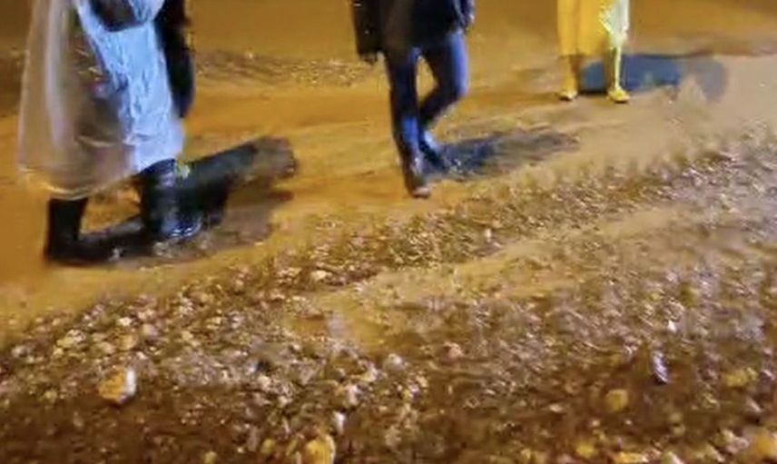 Tut ilçesinde şiddetli yağış yolları gölete dönüştürdü