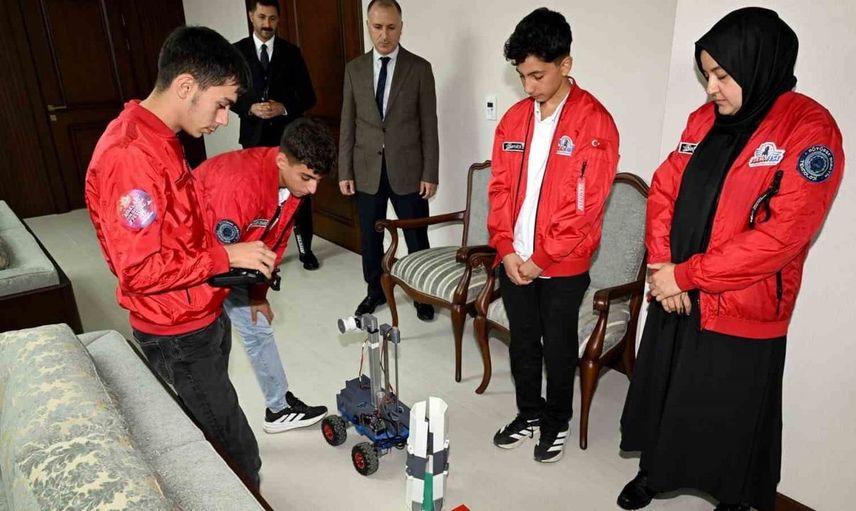 Genç mühendislerden rektöre özel ziyaret: Başarı hikayesi paylaşıldı