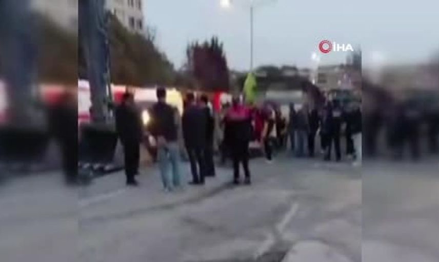 Bayrampaşa'da yol çöktü: Göçük altından haber bekleniyor