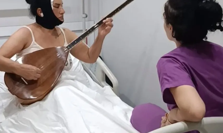 Hastane odasında saz çaldı, güler yüzle eski günlerine döndü
