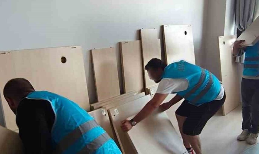 Eskişehir'de kamu yararına çalışan yükümlüler, eşyaları yeni okula taşıdı