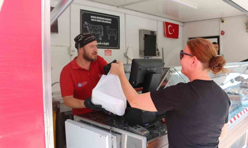 Antalya'da her gün et tırlarıyla kaliteli gıda ulaşımı sağlanıyor