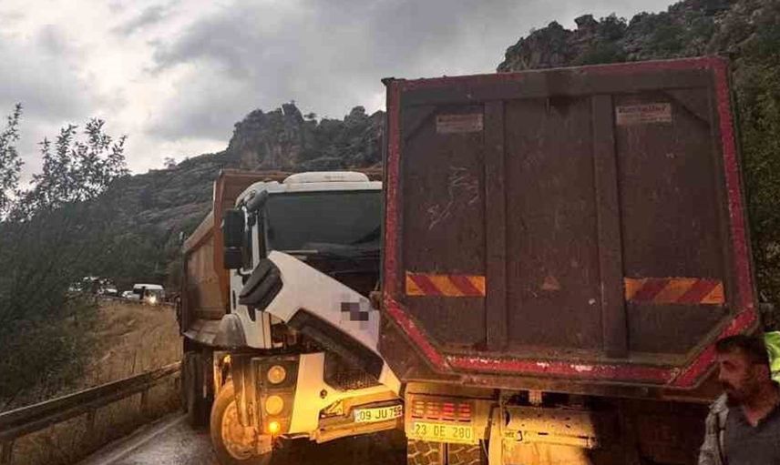 Adıyaman'da iki kamyon çarpıştı, iki personel yaralandı