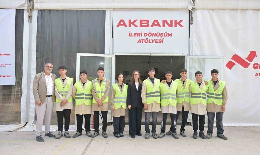İleri dönüşüm projeleri eğitimle güçleniyor: Öğretmenler yeni nesil mobilyalar üretecek