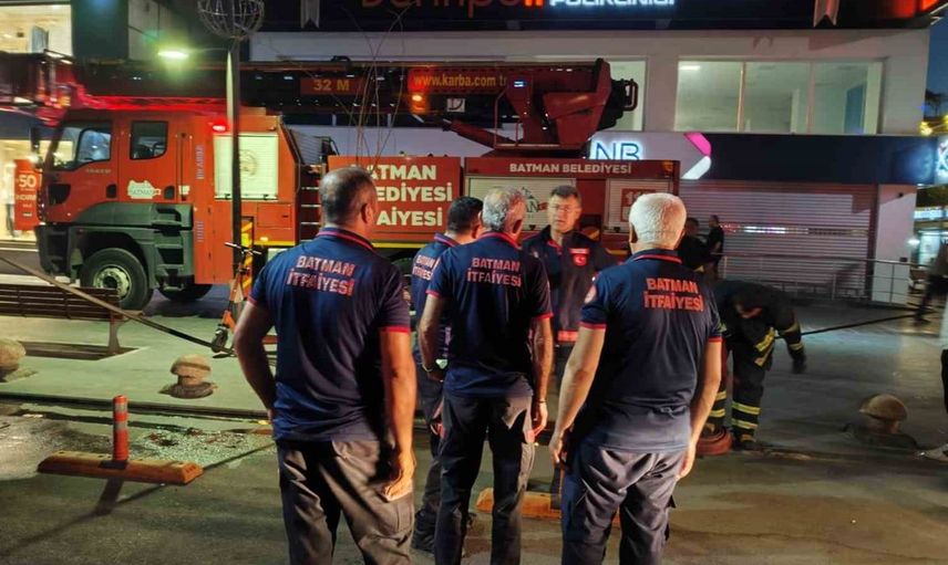 Batman'da plazada çıkan yangın itfaiye ekipleri tarafından söndürüldü