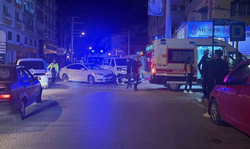 Osmaniye'de gece saatlerinde iki otomobil çarpıştı: 2 yaralı
