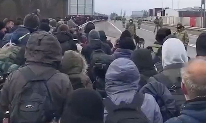Fransız Siyasetçiden Kan Donduran Açıklama, Mülteciler Donarak Ölebilir Sorun Yok!