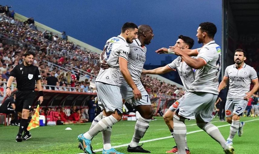 Belçikalı ırkçı taraftardan skandal hareket: Tribünde Türk bayrağı yaktı! Başakşehir taraftarı maç sonrası çekpasla ırkçı Belçikalıya saldırdı