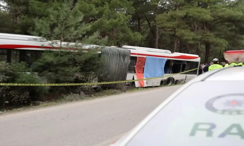 Belediye otobüsü ve tır çarpıştı: 1 kişi hayatını kaybetti, çok sayıda yaralı var