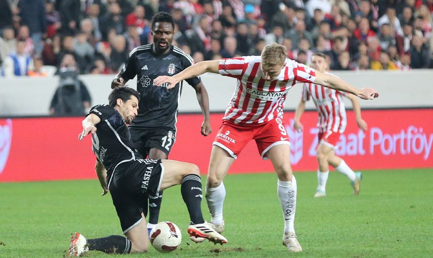 Beşiktaş ikinci yarıda tur atladı: Antalyaspor'u deplasmanda mağlup etti