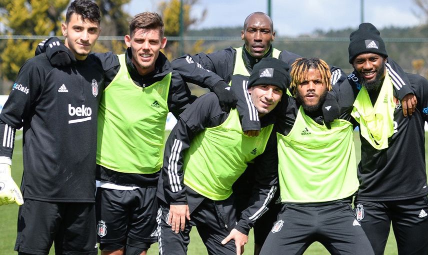 Beşiktaş'a Atiba Hutchinson'dan Sevindiren Haber Geldi!