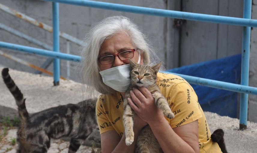 Beslediği Hayvanları Elleriyle Besliyor