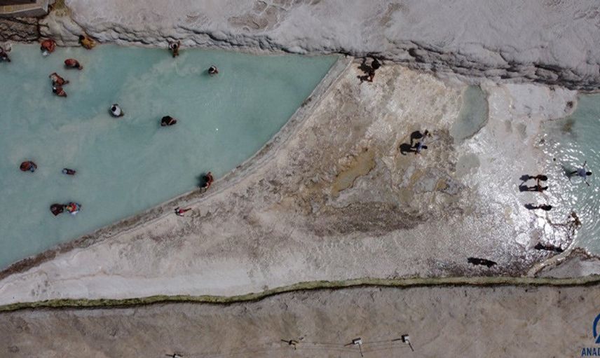 'Beyaz Cennet' Turistlere Kaldı