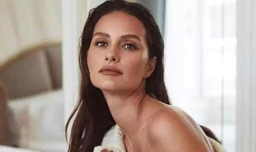 Beyazlar içindeki minisi ile 'Kuğu' gibi görünen Yasemin Özilhan herkesi büyüledi! Son paylaşımı takipçilerinden tam not aldı