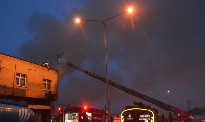 Beykoz’da korku dolu anlar: İki bina bir anda alev aldı