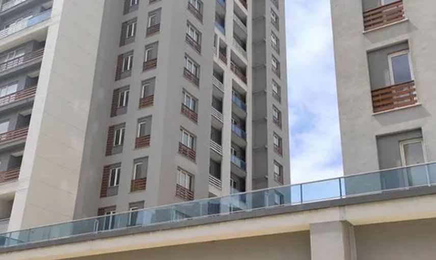 Beylikdüzü'nde korkunç olay: Kendi bebeğini binadan aşağı attı!