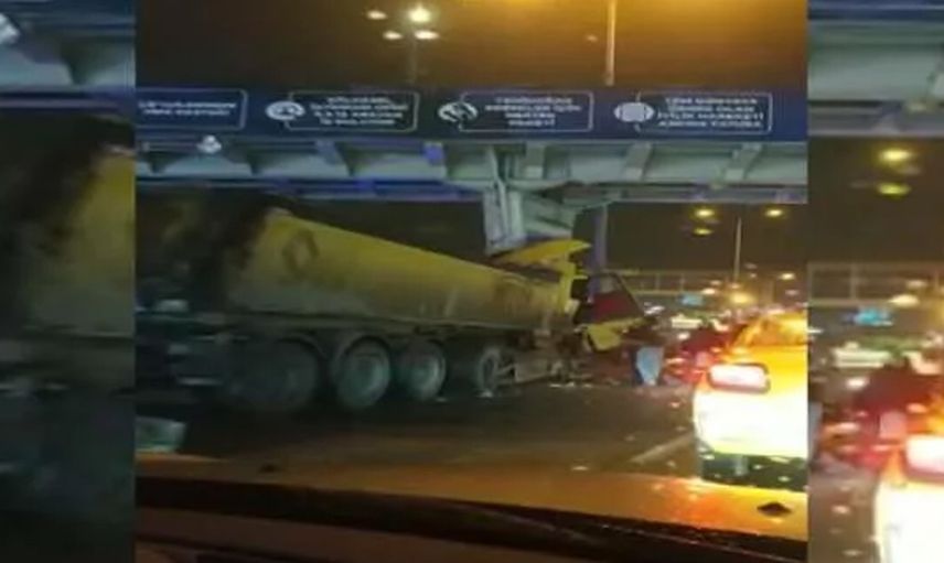 Beylikdüzü’nde Korkutan Kaza: Hafriyat Kamyonu Metrobüs Üst Geçidine Çarptı