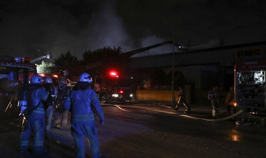Beylikdüzü’nde korkutan yangın: Tesis alevlere teslim oldu