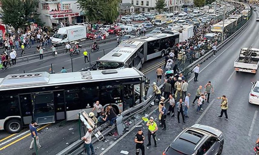 Beylikdüzü'nde panik: İki metrobüs çarpıştı!