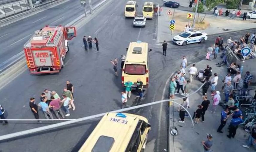 Beylikdüzü'nde TIR köprünün ayağına çarptı! Yol trafiğe kapatıldı, yaralılar var