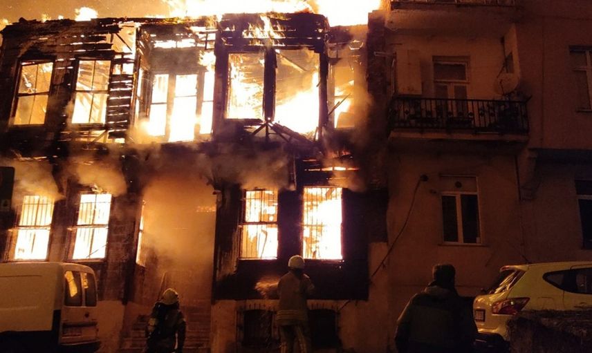 Beyoğlu'nda 2 Katlı Ahşap Binada Korkutan Yangın