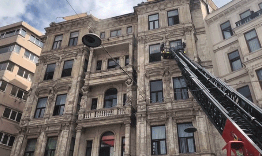 Beyoğlu'nda 5 Katlı Tarihi Otelde Yangın