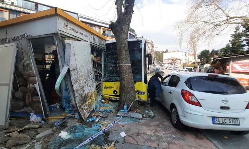 Beyoğlu'nda büyük faciaya ramak kaldı! İETT otobüsü Halk Ekmek büfesine daldı