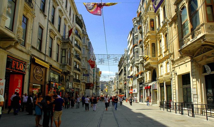 Beyoğlu’nda korkutan yangın: Ekiplerin müdahalesi devam ediyor