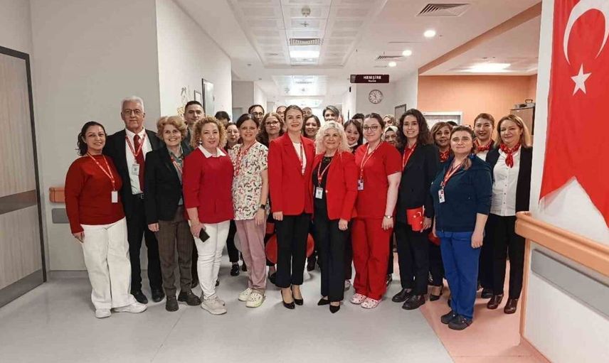Cumhuriyet Bayramı coşkusu hastanedeki miniklerle paylaşıldı
