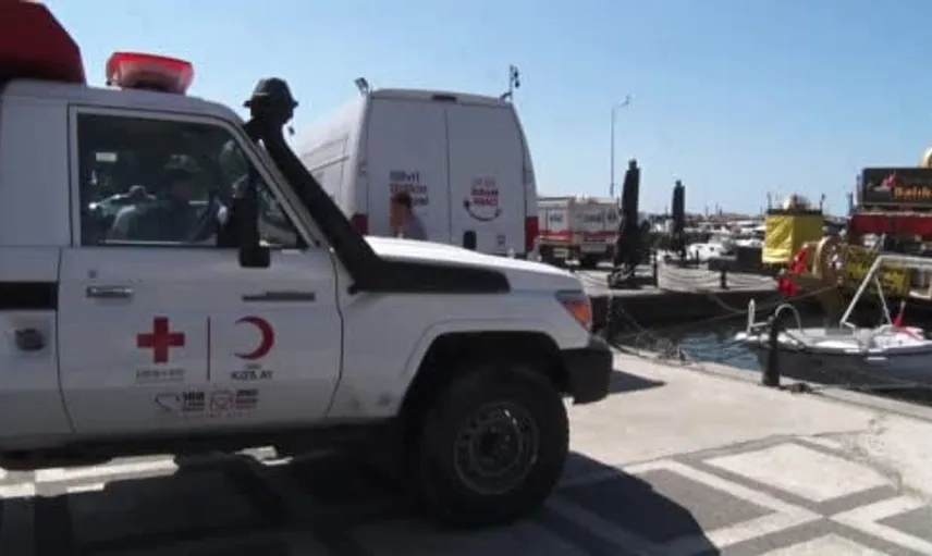 Silivri açıklarındaki gemi kazasında kaybolan personelin aileleri sahilde bekliyor