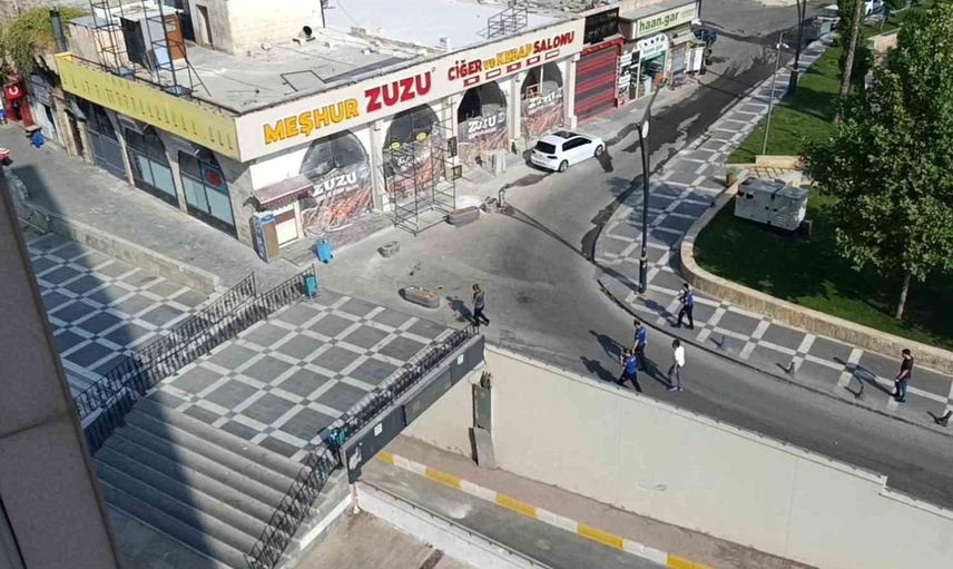 Şanlıurfa'da polis aracına bıçakla saldıran şahıs, kovalamaca sonrası yakalandı