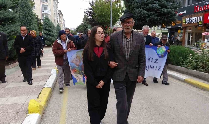 Yozgat'ta dünya yaşlılar günü'nde anlamlı yürüyüş düzenlendi