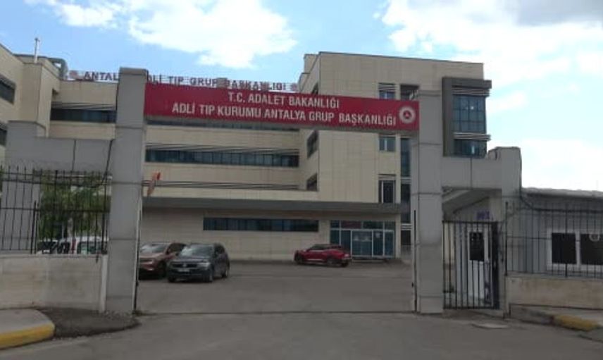 Antalya'da yaşanan trajedi: Yakınları cenazeleri teslim alırken şüpheliyi yakalama çalışmaları sürüyor