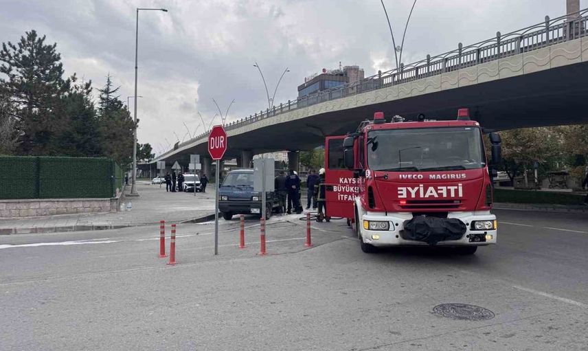 Kayseri'de seyir halindeki kamyonetin lastiği alev aldı