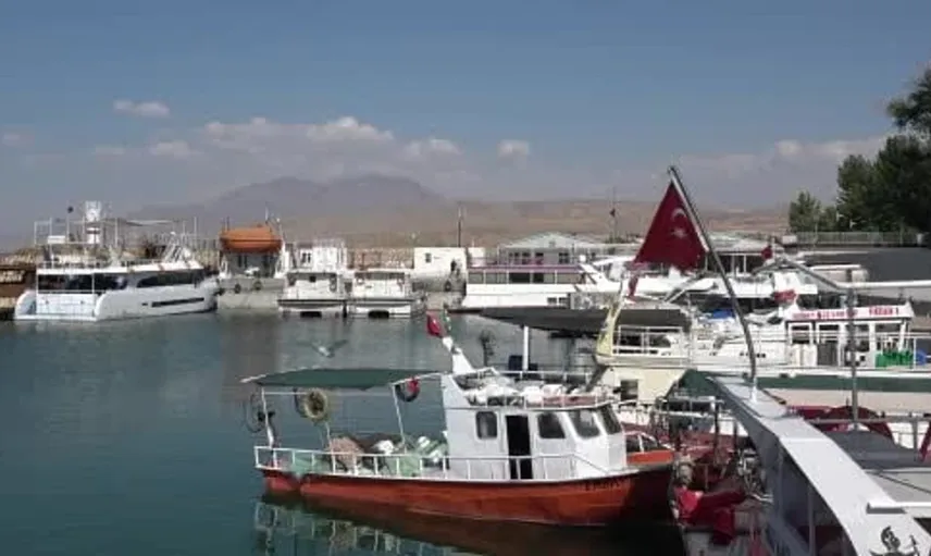 Van Gölü’nde deniz otobüsü seferleri yine yok: Turistler mağdur oluyor