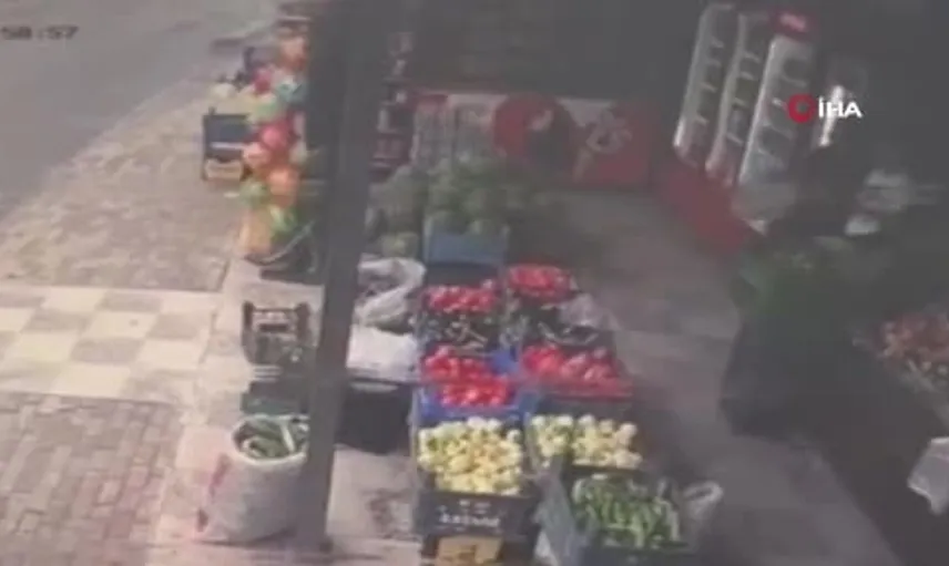 Minibüs evin bahçesine çarparak devrildi: O anlar güvenlik kamerasında
