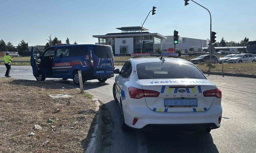 Edirne'de kavşak kazası: İki otomobil çarpıştı, iki yaralı