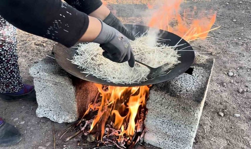 Yazılı köyünde kış hazırlığı için erişte üretimi başladı