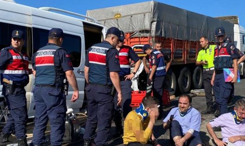 Bilecik'te feci trafik kazası! Öğrencileri taşıyan minibüs kamyona çarptı